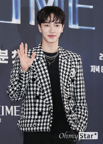 '피크타임' 이기광 이기광 가수가 15일 오후 서울 마포구의 한 호텔에서 열린 JTBC 신규 예능 <피크타임> 제작발표회에서 포토타임을 갖고 있다. <피크타임>은 팀전으로 펼쳐지는 글로벌 아이돌 오디션 프로그램으로, 현역 아이돌부터 빛을 보지 못한 경단(경력단절)돌과 해체돌, 신인돌까지 무대가 절실한 가수들이 다시 한 번 무대에 올라 경쟁을 벌이는 글로벌 프로젝트다. 15일 수요일 오후 8시 50분 첫 방송.