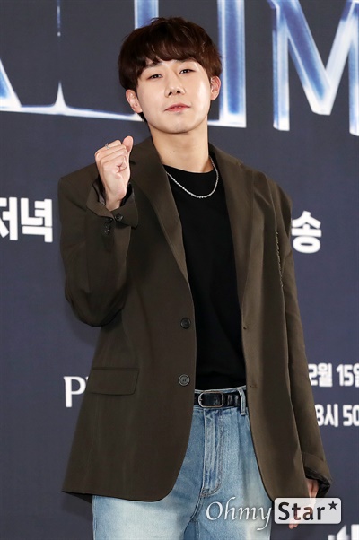 '피크타임' 김성규 김성규 가수가 15일 오후 서울 마포구의 한 호텔에서 열린 JTBC 신규 예능 <피크타임> 제작발표회에서 포토타임을 갖고 있다. <피크타임>은 팀전으로 펼쳐지는 글로벌 아이돌 오디션 프로그램으로, 현역 아이돌부터 빛을 보지 못한 경단(경력단절)돌과 해체돌, 신인돌까지 무대가 절실한 가수들이 다시 한 번 무대에 올라 경쟁을 벌이는 글로벌 프로젝트다. 15일 수요일 오후 8시 50분 첫 방송.