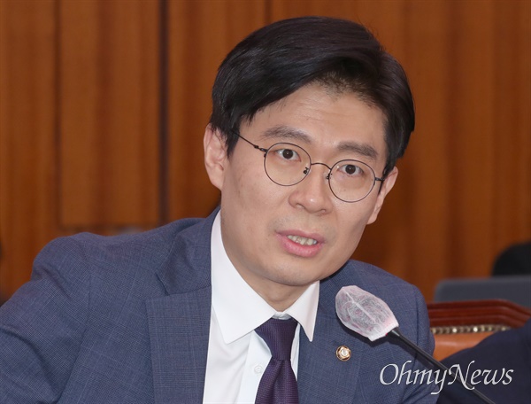 조정훈 시대전환 의원. 사진은 2월 15일 서울 여의도 국회에서 열린 법제사법위원회 전체회의에서 의사진행발언을 하는 모습.
