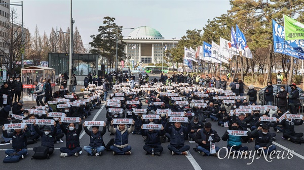 전국민주노동조합총연맹(민주노총) 소속 노동자들이 15일 오후 서울 여의도 국회 앞에서 결의대회를 열고 노동계와 시민사회단체가 요구하는 온전한 내용의 노조법 2·3조가 국회 환경노동위원회 법안심사소위에서 처리할 것을 촉구하고 있다.