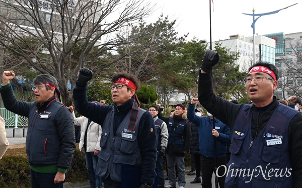 금속노조 경남지부는 2월 15일 오후 창원고용노동지청 옆 도로에서 "고용노동부 규탄 결의대회"를 열었다.