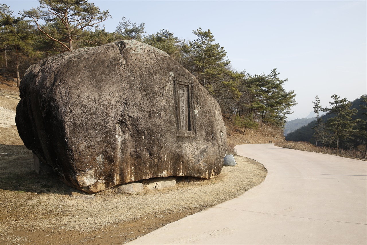 화순고인돌 가운데 가장 큰 핑매바위. 덮개돌의 폭이 7m, 무게가 자그마치 280톤에 이른다.