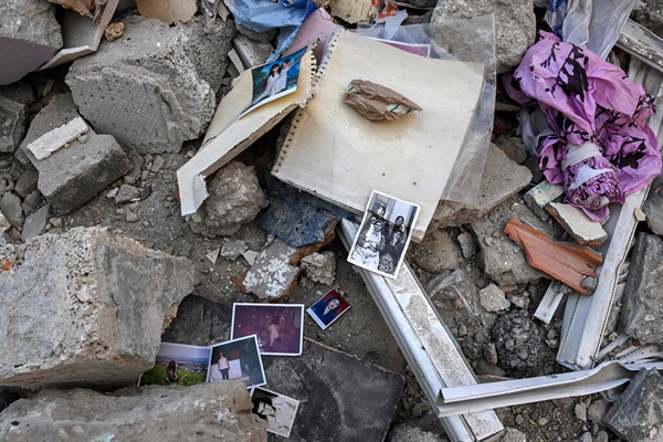 2023년 2월 15일 튀르키예 하타이, 무너진 건물 잔해 위에 가족사진이 놓여 있다.