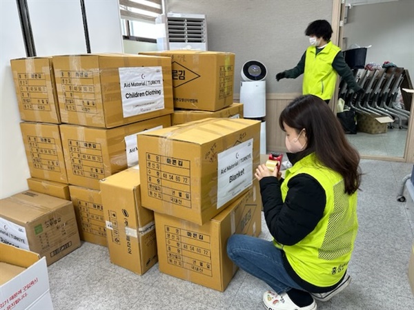 홍성군자원봉사센터는 지난 10일부터 16일까지 겨울의류, 이불, 방한용품, 텐트 등을 접수받고 있는 가운데, 자원봉사자들이 접수된 물품을 정리하고 있다.