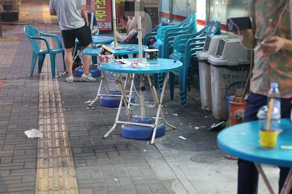 경기 화성시 동탄신도시의 한 편의점 앞에 설치된 테이블이 각종 쓰레기로 더럽혀져 있다.