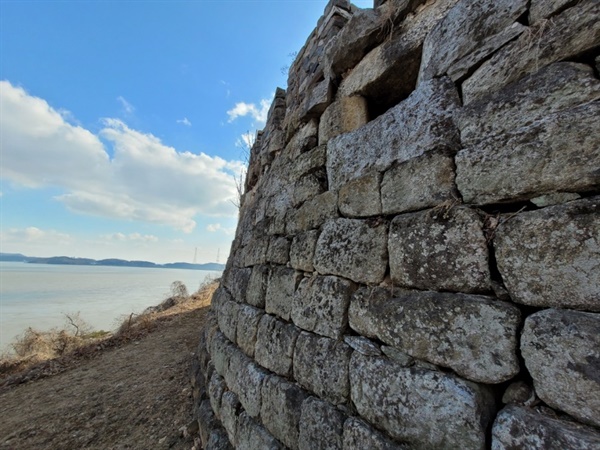 오두돈대의 북쪽 성벽은 온전하게 보존되었다. 