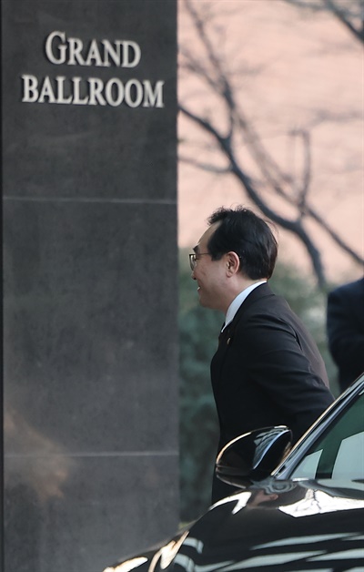 이도훈 외교부 2차관이 16일 오후 나루히토 일왕의 생일 축하연이 열리는 서울의 한 호텔에 들어서고 있다.