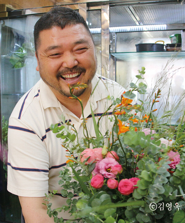 장플라워 꽃집을 운영하는 장중구 씨.