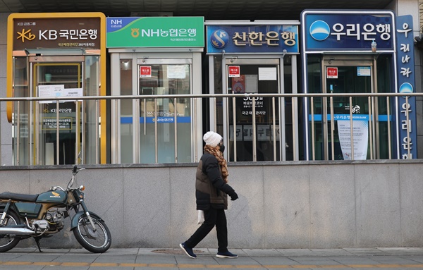 지난달 한국은행이 기준금리를 연 3.5%로 인상했지만, 시중은행과 저축은행의 수신(예·적금) 금리는 지속해서 하락하고 있다. 사진은 6일 서울 시내에 설치되어 있는 주요 은행들의 현금인출기. 2023.2.6