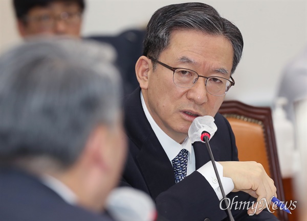 정성호 더불어민주당 의원이 17일 서울 여의도 국회에서 열린 국방위원회 전체회의에서 질의하고 있다. 