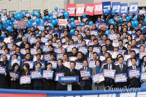  이재명 더불어민주당 대표가 17일 서울 여의도 국회 본청 앞 계단에서 열린 윤석열 정권 검사독재 규탄대회에서 발언하고 있다.
