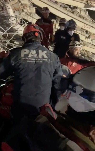2023년 2월 17일 튀르키예 하타이에서 '폴리스 아라마 쿠르타마(PAK)' 대원들이 지진의 여파로 무너진 건물 잔해에서 12세 소년을 구조했다. 이 비디오 영상은 튀르키예 경찰이 제공했다. 
