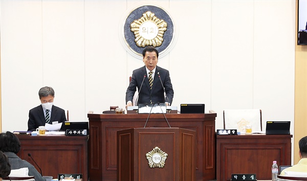 신 의장은 17일 제293회 태안군의회 임시회를 마무리하며 김진권 의원과 태안군집행부 부서장들에게 경고장을 날렸다.