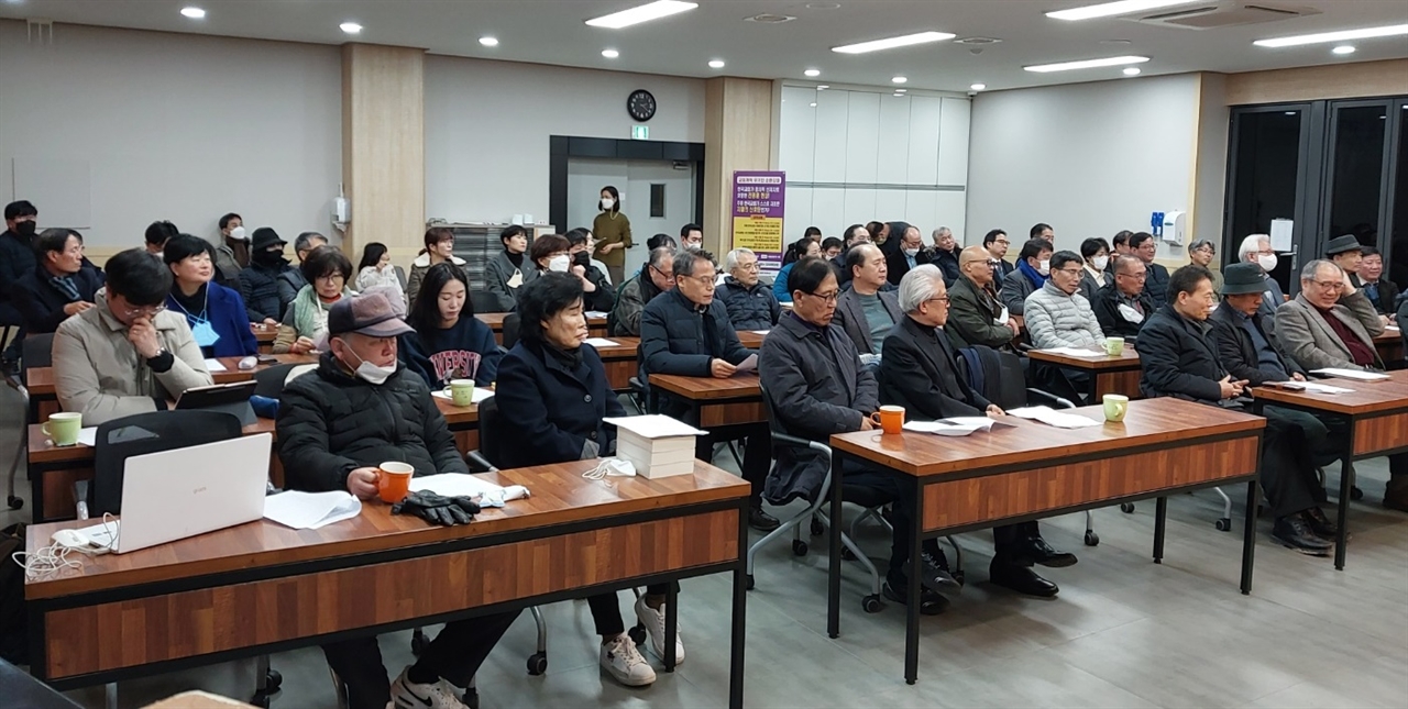 18일 대전지역 각계 지역인사 100여 명이 한자리에 모였다. 18일 빈들공동체교회 4층(대전시 중구 대흥동)에서 검찰독재와 전쟁위기를 막기 위한 대전비상시국회 준비 간담회를 개최하고 있다.