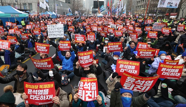 18일 오후 서울 중구 숭례문 인근 세종대로에서 촛불행동 관계자 등 윤석열 정부 규탄 집회 참가자들이 손팻말을 흔들고 있다. 