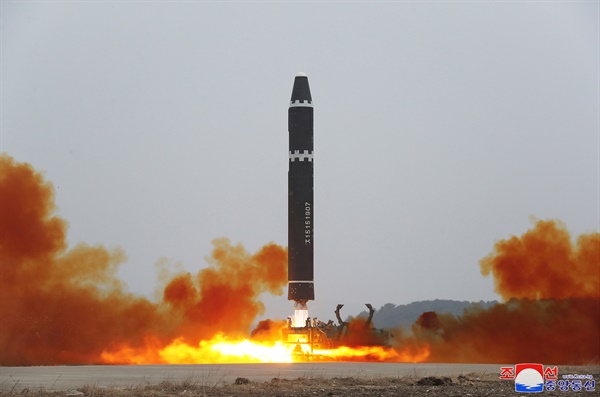 북한이 지난 2월 18일 오후 대륙간탄도미사일(ICBM) '화성-15형'을 고각발사했다고 밝혔다. 2023.2.19 [국내에서만 사용가능. 재배포 금지. For Use Only in the Republic of Korea. No Redistribution]