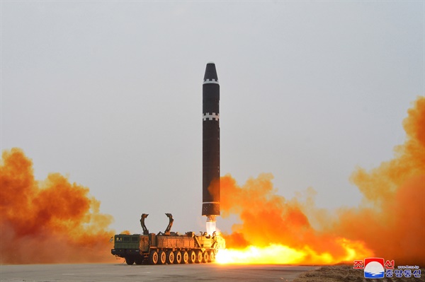 북한이 18일 오후 대륙간탄도미사일(ICBM) '화성-15형'을 고각발사했다고 밝혔다.

북한의 ICBM운용부대 중 제1붉은기영웅중대는 18일 오후 평양국제비행장에서 ICBM '화성-15'를 최대사거리체제로 고각발사했다고 조선중앙퉁신이 19일 보도했다.

발사된 미사일은 "최대정점고도 5,768.5㎞까지 상승해 거리 989㎞를 4천15초간 비행해 동해 공해상의 목표수역을 정확히 타격했으며, 강평에서 '우'를 맞았다"고 통신은 전했다.