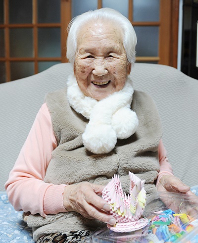 102세 나이가 믿기지 않는 유화열 어르신. 가족들은 한 순간도 손을 놀리지 않는 것이 어르신의 장수비결이라고 설명한다.