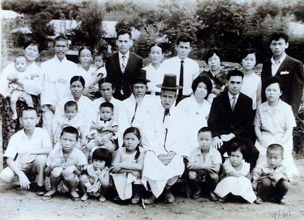 1967년 시조부, 시부모 등과 함께 촬영한 가족사진. 뒷줄 가운데가 유화열 어르신이다.