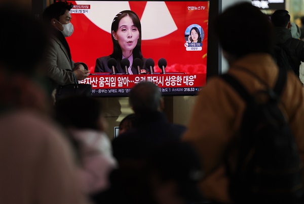 북한이 동해상으로 기종이 확인되지 않은 탄도미사일을 발사한 20일 오전 서울역 대합실에 시민들이 관련 뉴스를 시청하고 있다.