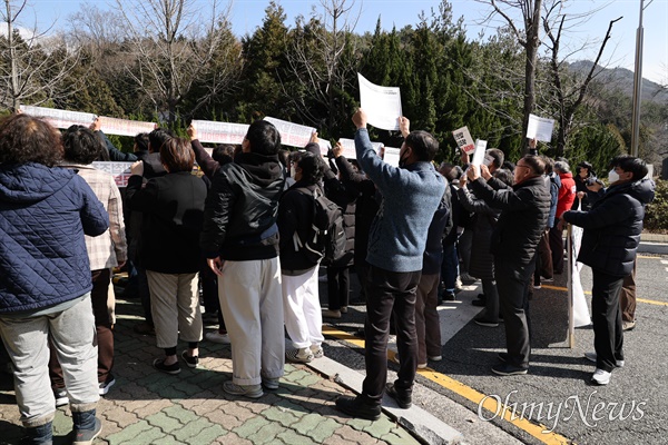  정권위기탈출용 공안탄압저지 국가보안법폐지 경남대책위, 전국농민회총연맹 부산경남연맹은 2월 20일 오후 국가정보원 경남지부 앞에서 기자회견을 열어 "전농 사무총장, 진보당 제주도당 위원장 강제연행 규탄한다"고 했다. 참가자들이 항의의 뜻으로 뒤돌아 서서 함성을 지르고 있다.