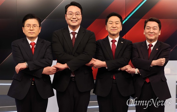 국민의힘 당 대표 경선 후보들이 15일 서울 중구 MBN 스튜디오에서 TV토론에 앞서 기념촬영을 하고 있다. 왼쪽부터 황교안, 천하람, 김기현, 안철수 후보.