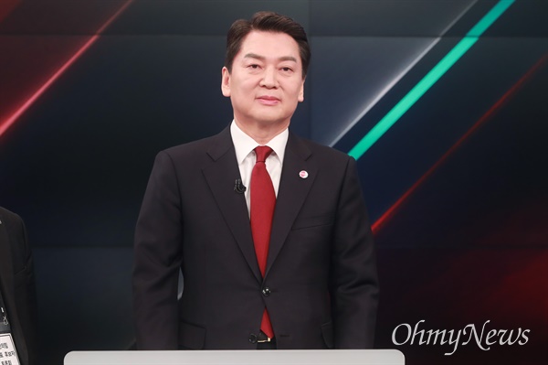 안철수 국민의힘 당대표 후보가 20일 서울 중구 MBN 스튜디오에서 열린  TV토론회를 준비하고 있다.