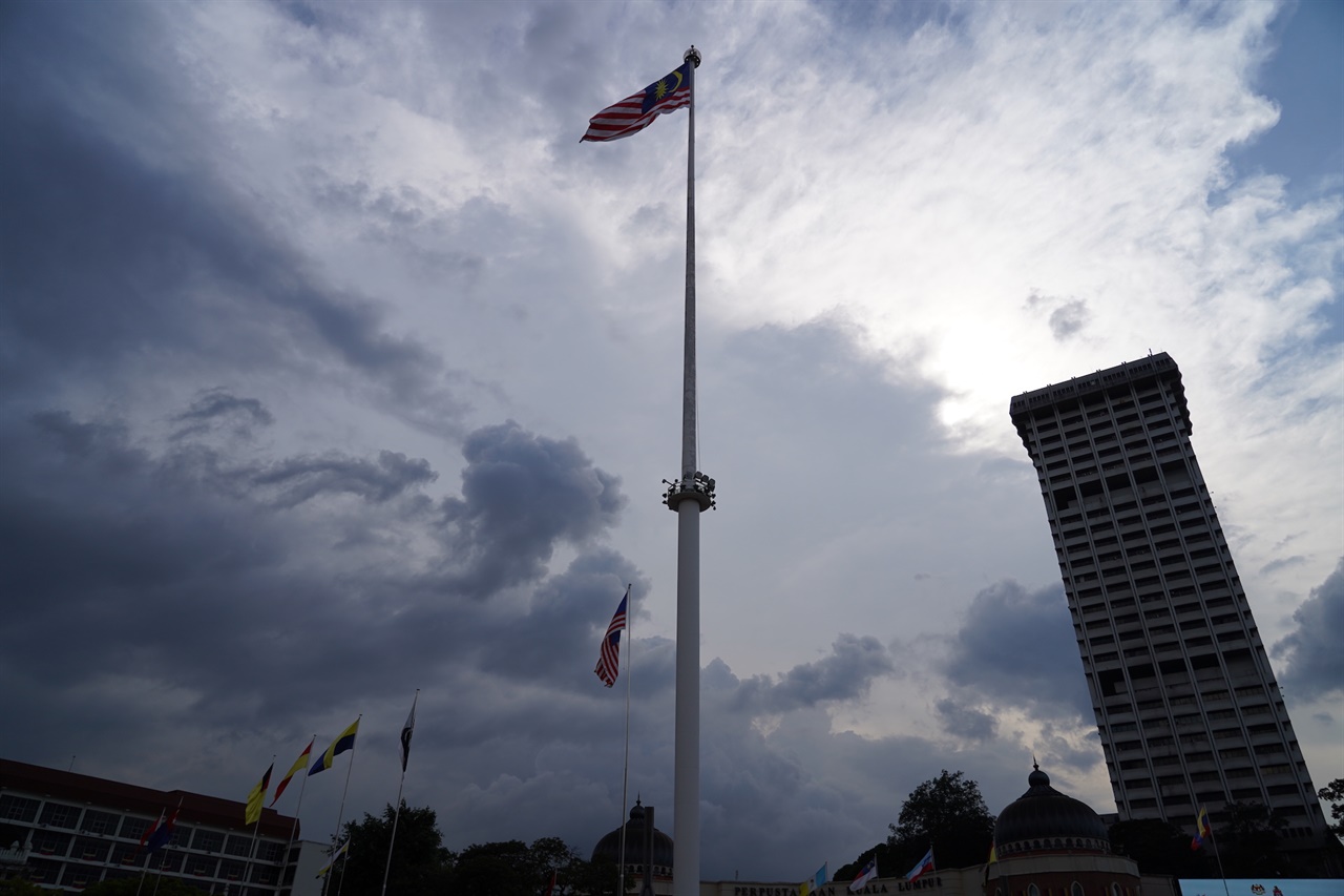 독립광장의 거대한 말레이시아 국기와 각 주의 깃발