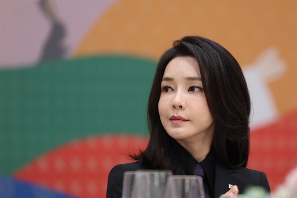 김건희 여사가 1월 31일 청와대 영빈관에서 열린 주한 외교단을 위한 신년인사회에 참석하고 있다. 