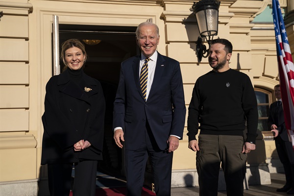 조 바이든 미국 대통령(가운데)이 2023년 2월 20일 월요일 우크라이나 키이우를 전격 방문한 가운데 마린스키궁에서 볼로디미르 젤렌스키 우크라이나 대통령(오른쪽), 젤렌스키 대통령의 배우자 올레나 젤렌스카(왼쪽)와 만나고 있다.
