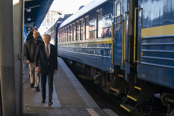조 바이든 미국 대통령이 2023년 2월 20일 우크라이나 키이우에서 볼로디미르 젤렌스키 우크라이나 대통령을 만나기 위해 도착하고 있다. 