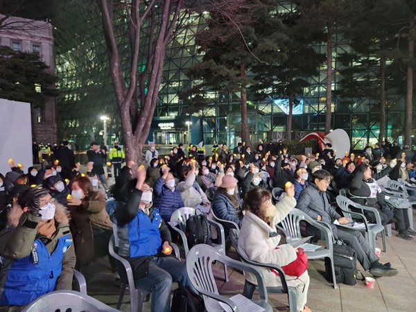 지난 2월 17일 18시에 진행된 서울시청 앞 투쟁문화제(공공운수노조 서울시사회서비스원지부 제공)