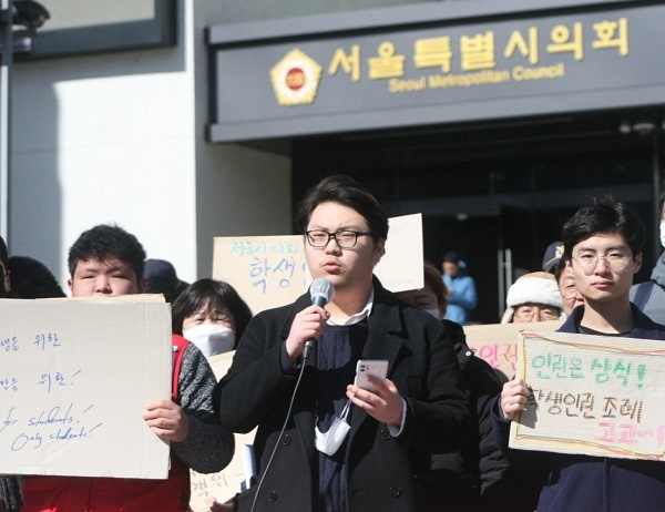 김경훈 청소년특별회의 부의장이 “폐지를 외치는 사람들은 우리(청소년)를 보호하기 위해서라며 교묘히 폐지 주장을 공익적인 것처럼 끌고 들어간다”며 비판했다. 