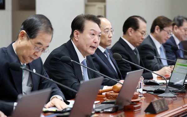 윤석열 대통령이 21일 서울 용산 대통령실 청사에서 열린 국무회의에서 발언하고 있다.
