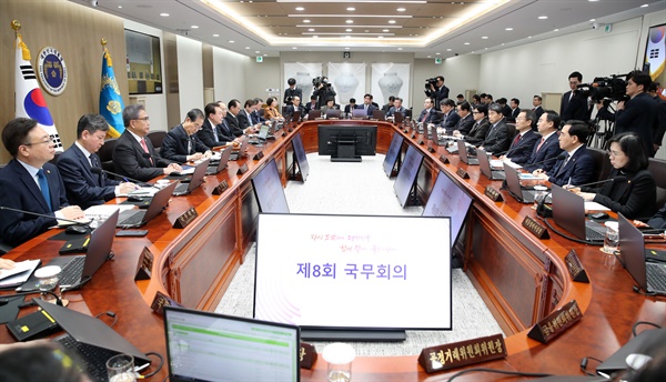 윤석열 대통령이 21일 서울 용산 대통령실 청사에서 열린 국무회의에서 발언하고 있다.