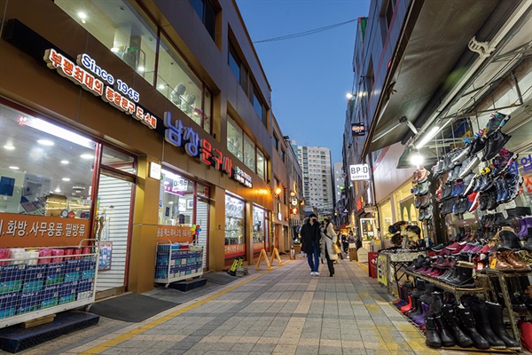  부평 문화의 거리(평리단길)의 저녁 풍경. 골목엔 대를 이어 한자리를 지켜온 노포, 낭만과 추억, 새 시대를 열어가는 젊은이들의 일상이 공존한다.