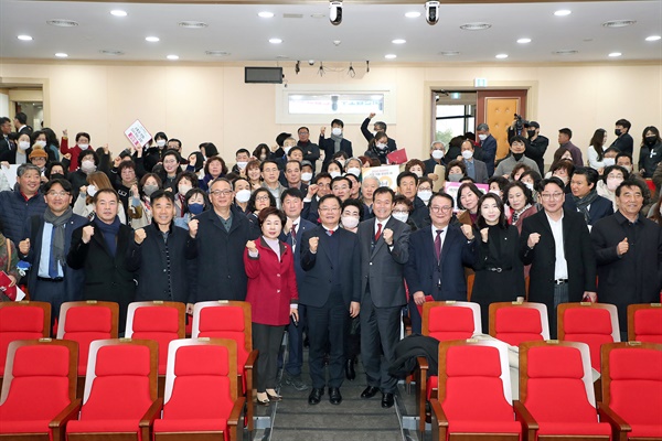 홍남표 경남 창원특례시장이 의창구, 성산구, 진해구에 이어 21일 합포구청 대강당에서 네 번째로 '시민과의 대화'를 진행했다.