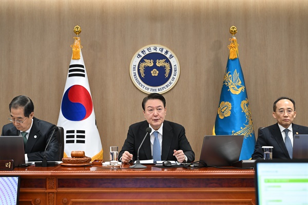 윤석열 대통령이 21일 서울 용산 대통령실 청사에서 열린 제8회 국무회의에서 모두발언을 하고 있다.