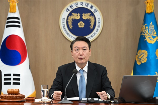 윤석열 대통령이 21일 서울 용산 대통령실 청사에서 열린 제8회 국무회의에서 모두발언을 하고 있다. 