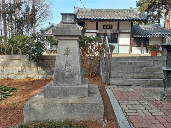  금선사 계단 양옆에 서있는 석등릉. 신사의 부속 건축물이다. 뒷면의 일부 글씨가 지워진 흔적이 있다