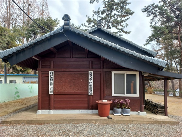  건물 옆에서 보면 앞면이 뒷면보다 더 길고 경사도 완만함을 알 수 있다. 이는 전형적인 일본식 건축양식이다