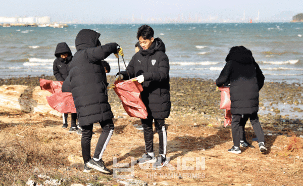  선수들이 해안환경정화 활동에 나선 날은 한파에 강한 바람까지 겹쳤다.