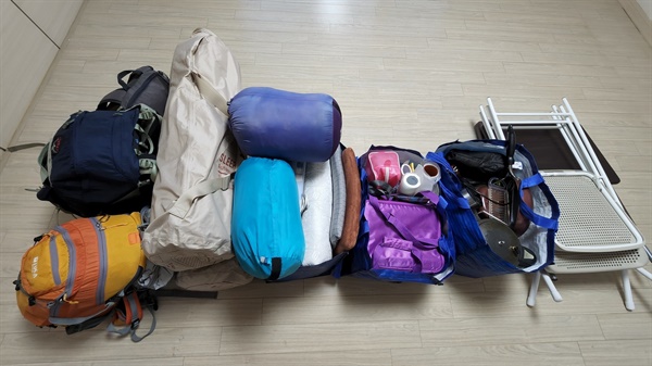 한달살기 짐 - 개인 배낭, 매트와 침구류, 양념과 욕실용품, 주방용품, 탁자와 의자