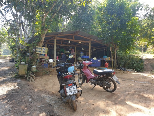 치앙마이 외곽 시골 동네의 허름한 식당. 