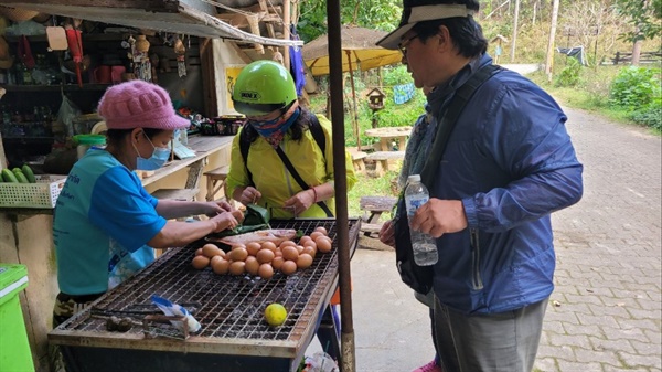치앙마이 인근 시골 마을의 식당 겸 잡화점. 계란, 생선, 바나나 잎에 싼 돼지고기를 숯불에 구워 판다. 