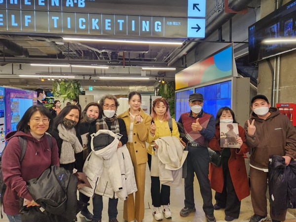 2월 7일 시사회에서 소희역을 한 배우 김시은 씨와 유가족 홍순성씨를 비롯한 산재피해가족네트워크 다시는 성원들이 함께 기념사진을 찍었다.  