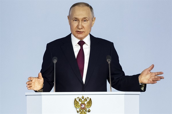 블라디미르 푸틴 러시아 대통령이 21일(현지시간) 수도 모스크바에서 국정연설을 하면서 제스처를 취하고 있다. 푸틴 대통령은 이날 연설에서 우크라이나 전쟁과 관련해 "전쟁을 일으킨 것은 서방이고, 이를 억제하려 한 것은 우리였다"고 주장했다.