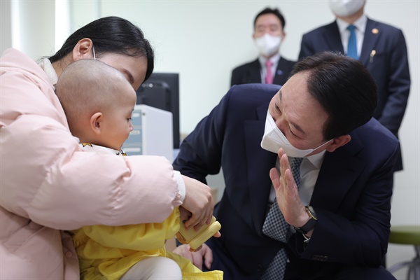  윤석열 대통령이 22일 서울 종로구 서울대학교어린이병원을 방문, 환아와 보호자를 격려하고 있다.