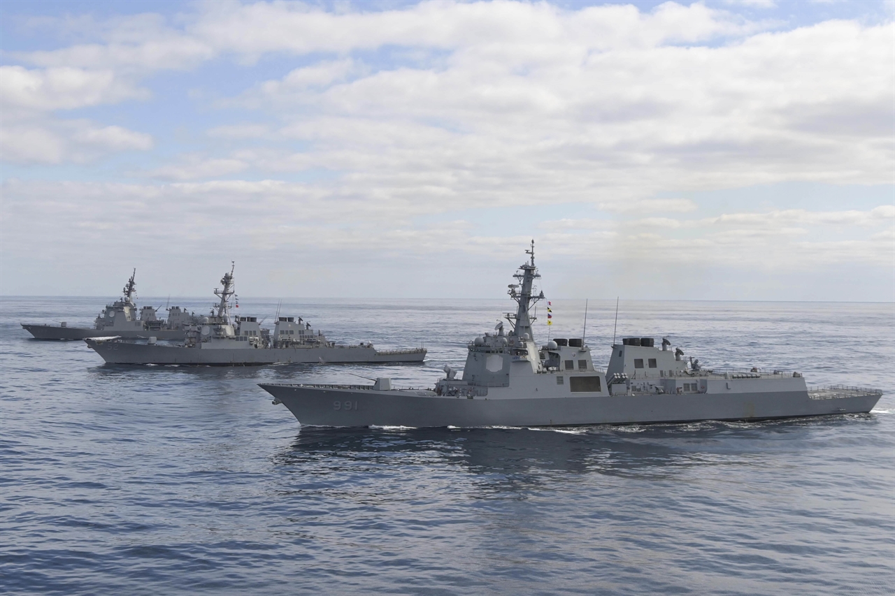 한·미·일이 지난 2월 22일 동해의 공해상에서 해상 미사일 방어훈련을 실시하고 있다. 사진은 앞에서부터 한 세종대왕함, 미 배리함, 일 아타고함 모습. 2023.2.22