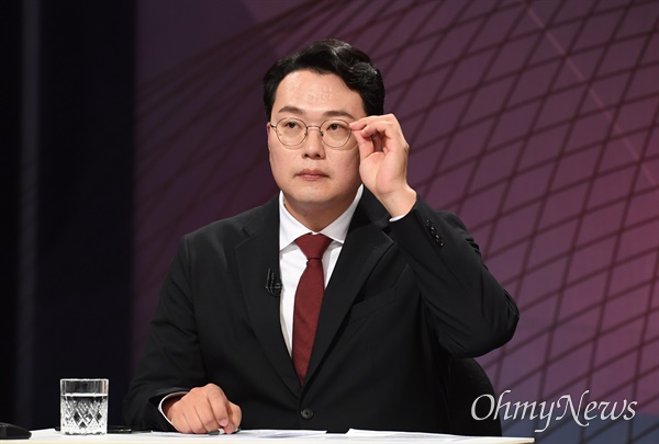 천하람 국민의힘 당대표 후보가 22일 서울 여의도 KBS 본관에서 TV토론회를 준비하고 있다.